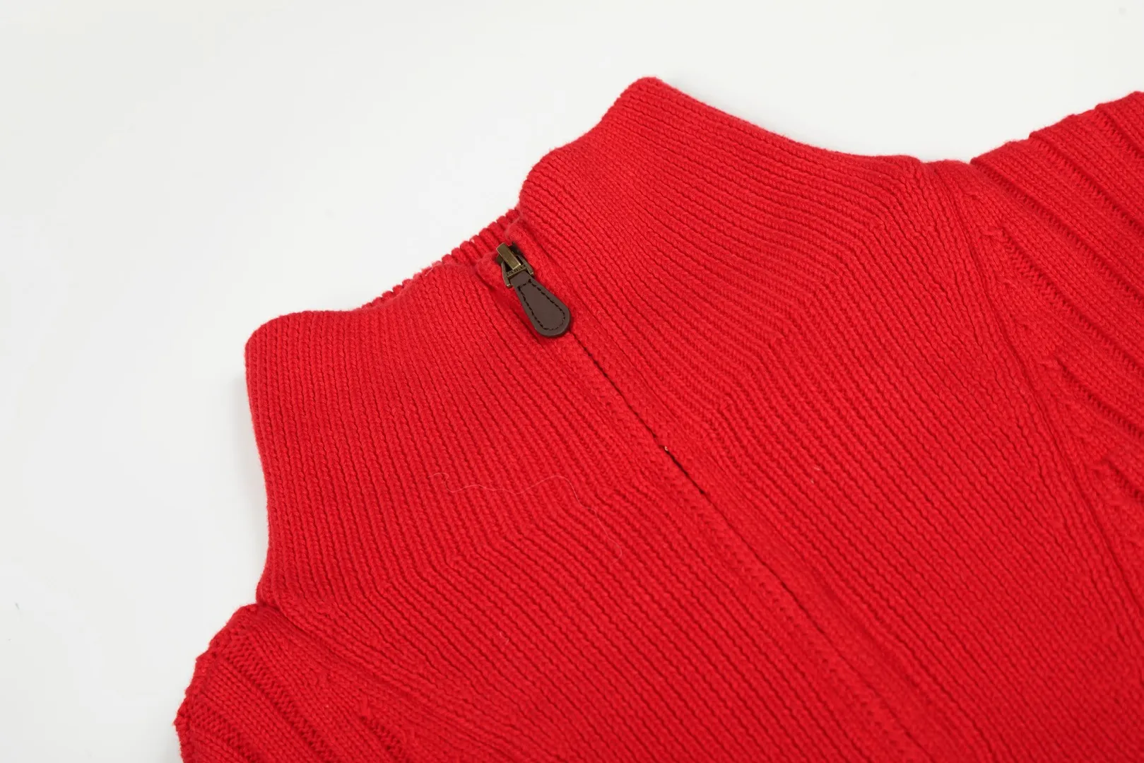 P250 Top quality" Style number: DS114# (not off the shelves all year round) [Ralph Lauren half-zip solid color pony embroidered logo striped knitted sweater] ✅Ralph Lauren half-zip classic basic versatile unisex couple pullover sweater ✅Main supplier platform live broadcast Wholesale entity Replenish when out of stock Not off the shelf ✅ZP quality 1:1 version Scan the code to enter the GF website Counter quality ✅Detailed quality The only one in Guangzhou Imported quality cotton yarn, focusing on high-end, cost-effective, good quality needless to say. ✅Restore the original version. The maximum size can be worn up to 190 pounds. Loose, comfortable and stress-free. ✅The upper body is simple and easy to match. A must-have item for ootd. Good-looking clothes are never picky. Recommended must-have items in the wardrobe. Size: S-XL. Color: Black, white, gray, khaki, navy blue, white label, red gold label.